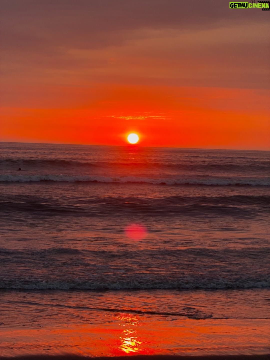 Natalie Vértiz - 40.6K Likes - Que linda que es la vida, te lo digo, mi vida🧡 

Hace tiempo no me tomaba tantos días de relajo con mi familia y, déjenme decirles, que bien se siente! Los atardeceres más lindos, los planes sin apuro, las tardes de caminata y bicicleta, un cafecito por la tarde y un arcoíris 🌈 para recordarme lo mágica que es la vida! A seguir soñando y vibrando alto siempre💫💫💫💫