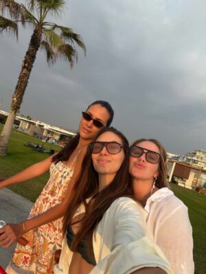 Natalie Vértiz Instagram - Querer ser misteriosa y a la vez compartirles todo 😂❤️ muy de libra. 2026 pinta muuuuy lindo❤️🧡🙏🏻💚✨💛💫🥂