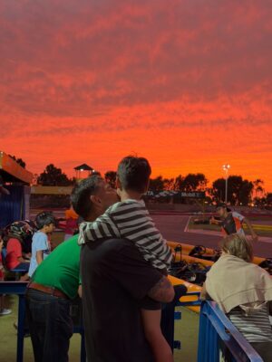 Natalie Vértiz Instagram - Que linda que es la vida, te lo digo, mi vida🧡 

Hace tiempo no me tomaba tantos días de relajo con mi familia y, déjenme decirles, que bien se siente! Los atardeceres más lindos, los planes sin apuro, las tardes de caminata y bicicleta, un cafecito por la tarde y un arcoíris 🌈 para recordarme lo mágica que es la vida! A seguir soñando y vibrando alto siempre💫💫💫💫