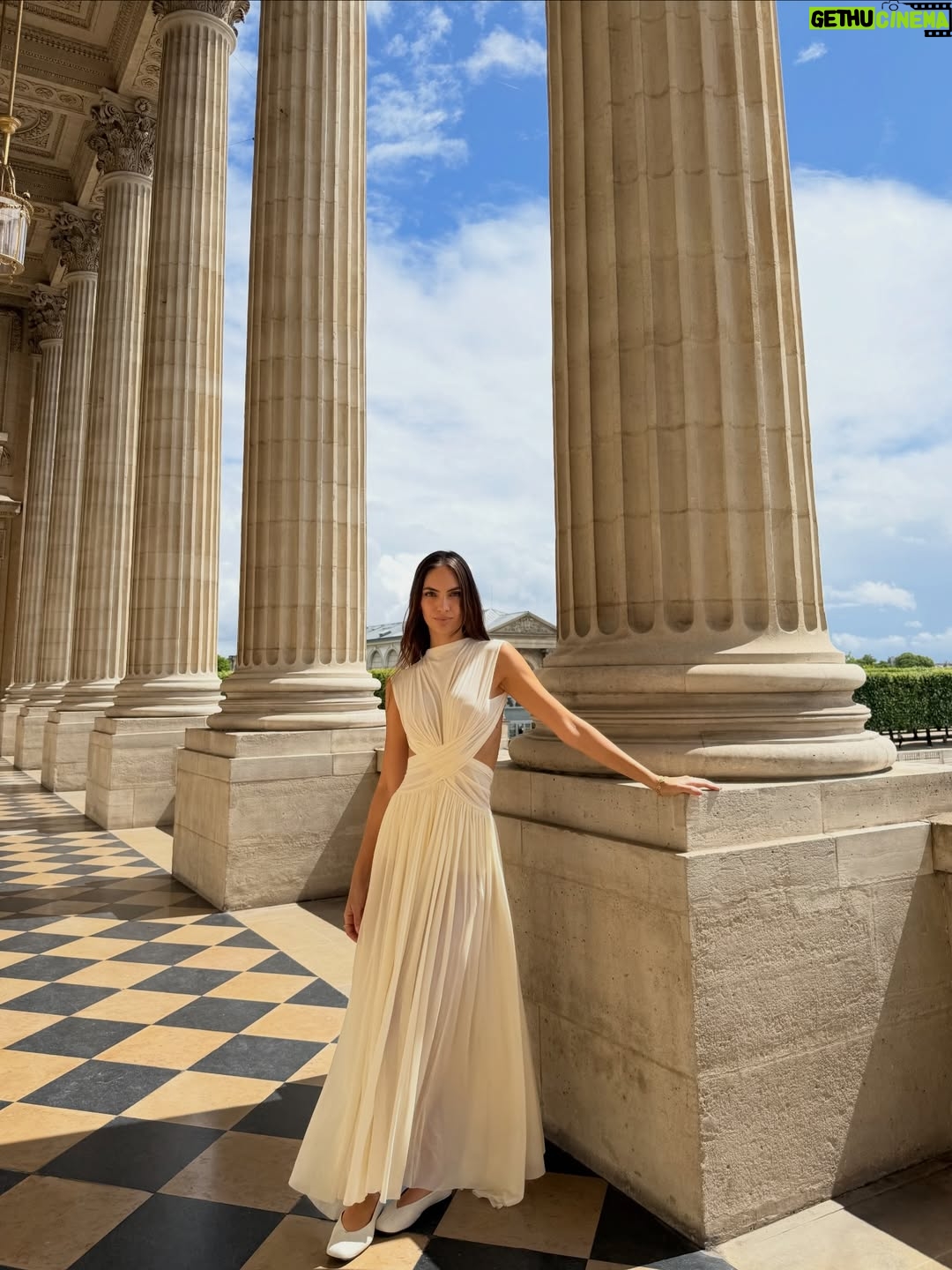Natalie Vértiz - 45.5K Likes - La magia empieza cuando decides creer en ti ✨
Creer en tu voz, en tu camino y en todo lo que eres capaz de construir.
Hoy celebro esa magia junto a @yanbal , una marca que apuesta por mí desde hace varios años y que, como yo, cree profundamente en el crecimiento, la fuerza y la evolución de la mujer. Gracias fam por un 2025 fuera de serie! 

Gracias por caminar a mi lado y por seguir inspirando a tantas mujeres a brillar con confianza y autenticidad. 💖