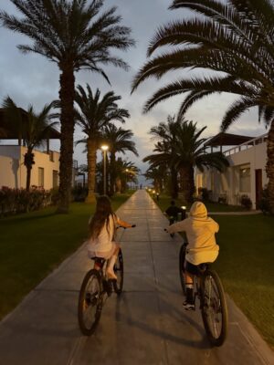 Natalie Vértiz Instagram - Que linda que es la vida, te lo digo, mi vida🧡 

Hace tiempo no me tomaba tantos días de relajo con mi familia y, déjenme decirles, que bien se siente! Los atardeceres más lindos, los planes sin apuro, las tardes de caminata y bicicleta, un cafecito por la tarde y un arcoíris 🌈 para recordarme lo mágica que es la vida! A seguir soñando y vibrando alto siempre💫💫💫💫