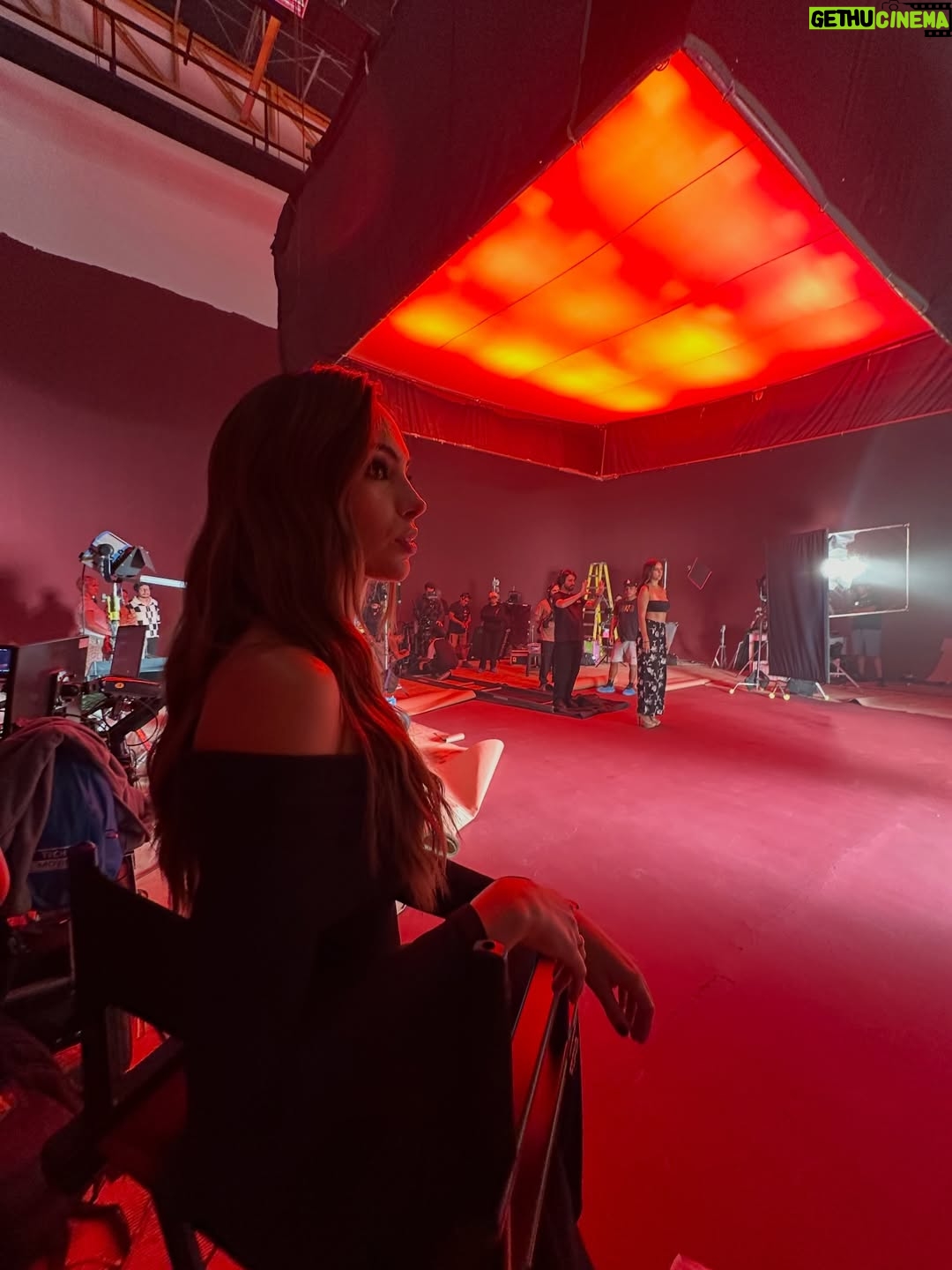Natalie Vértiz - 45.5K Likes - La magia empieza cuando decides creer en ti ✨
Creer en tu voz, en tu camino y en todo lo que eres capaz de construir.
Hoy celebro esa magia junto a @yanbal , una marca que apuesta por mí desde hace varios años y que, como yo, cree profundamente en el crecimiento, la fuerza y la evolución de la mujer. Gracias fam por un 2025 fuera de serie! 

Gracias por caminar a mi lado y por seguir inspirando a tantas mujeres a brillar con confianza y autenticidad. 💖
