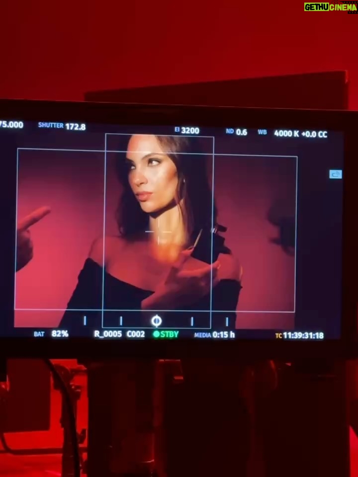 Natalie Vértiz - 45.5K Likes - La magia empieza cuando decides creer en ti ✨
Creer en tu voz, en tu camino y en todo lo que eres capaz de construir.
Hoy celebro esa magia junto a @yanbal , una marca que apuesta por mí desde hace varios años y que, como yo, cree profundamente en el crecimiento, la fuerza y la evolución de la mujer. Gracias fam por un 2025 fuera de serie! 

Gracias por caminar a mi lado y por seguir inspirando a tantas mujeres a brillar con confianza y autenticidad. 💖