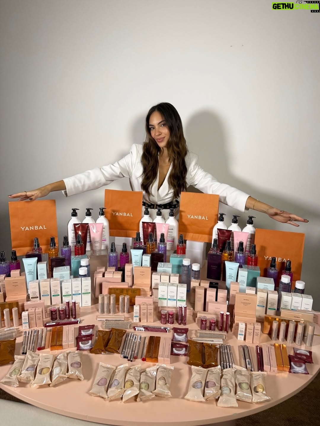 Natalie Vértiz - 45.5K Likes - La magia empieza cuando decides creer en ti ✨
Creer en tu voz, en tu camino y en todo lo que eres capaz de construir.
Hoy celebro esa magia junto a @yanbal , una marca que apuesta por mí desde hace varios años y que, como yo, cree profundamente en el crecimiento, la fuerza y la evolución de la mujer. Gracias fam por un 2025 fuera de serie! 

Gracias por caminar a mi lado y por seguir inspirando a tantas mujeres a brillar con confianza y autenticidad. 💖