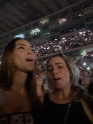 Natalie Vértiz Instagram - GRACIAS 2025!!!!!!✨🎀🌼✨❤️💥🪞💪🏻🐣🐣🌹💫🥂

Tantos momentos por resaltar en el 2025, pero, me quedo con estos por aca que hicieron que mi año sea grandioso en todos los sentidos🥹🙏🏻 no se en que momento empecé a vivir la vida de mis sueños, tengo tanto que agradecerles! Aquí van algunos de mis highlights de este año:

- CANNES film festival usando el vestido de mis sueños de @carolinaherrera 🤍
- de mis campañas favoritas de todo el año, #TempationMystic junto a mi familia @yanbal 🧡
- #MFW usando @jsalinas.pe 
- NYFW W/ Michael kors en Febrero. 
- ver a shaki con mi hermana, fuera de este mundo🥹 
- mi Leo empezó la etapa escolar🥹💙🙏🏻
- Foam party de mi Liam, por siempre celebrando tu vida mi amor! 
- Miami con estas diosas junto a Carolina Herrera. 🌹
- Roland-Garros con @isdinperu para ver dos finales alucinantes entre Sabalenka vs. Coco & Sinner vs. Alcaraz en Junio. 
- Anniversary ✨ 10 años con mi @yacoturco ❤️ Cartagena en Julio.
- Celebrando a mi peru por fiestas patrias, wearing @anialvarezcalderonofficial 
- Santo de mi bebe galáctico, Leo mi amor! 👽 
- Naomi moment en brazil junto a @hm 💙
- el mejor cumpleaños🥹
- almuerzo de ex alumnas por primera vez con mis realessss💛
- @victoriassecret #VSFW , a dreaaaaam🥹🩷 
- #HerrerainMadrid 
- Grabe mi primera campaña con @marquisperu en Octubre🤎
- lanzamos nuestra bebida funcional #SOSlife , besttt socia mi @marianavertizg @sos.peru 
-  LA/ disneyland con mis amores, lo más preciado de mi vida❤️