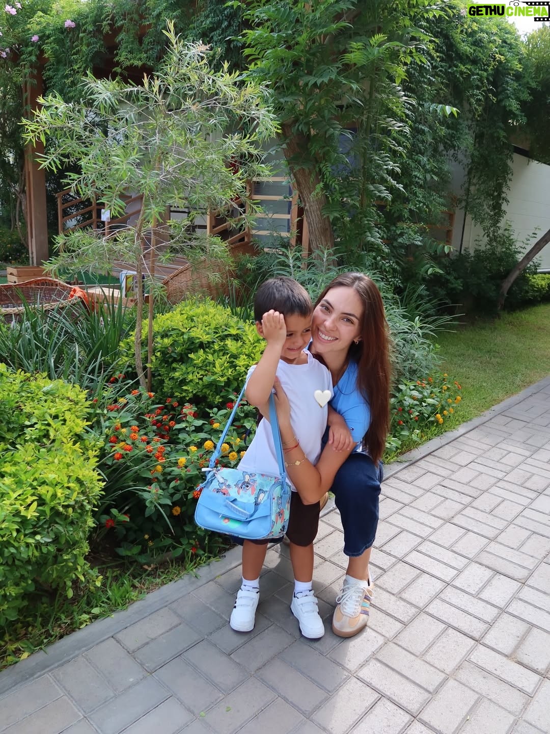 Natalie Vértiz - 41.1K Likes - GRACIAS 2025!!!!!!✨🎀🌼✨❤️💥🪞💪🏻🐣🐣🌹💫🥂

Tantos momentos por resaltar en el 2025, pero, me quedo con estos por aca que hicieron que mi año sea grandioso en todos los sentidos🥹🙏🏻 no se en que momento empecé a vivir la vida de mis sueños, tengo tanto que agradecerles! Aquí van algunos de mis highlights de este año:

- CANNES film festival usando el vestido de mis sueños de @carolinaherrera 🤍
- de mis campañas favoritas de todo el año, #TempationMystic junto a mi familia @yanbal 🧡
- #MFW usando @jsalinas.pe 
- NYFW W/ Michael kors en Febrero. 
- ver a shaki con mi hermana, fuera de este mundo🥹 
- mi Leo empezó la etapa escolar🥹💙🙏🏻
- Foam party de mi Liam, por siempre celebrando tu vida mi amor! 
- Miami con estas diosas junto a Carolina Herrera. 🌹
- Roland-Garros con @isdinperu para ver dos finales alucinantes entre Sabalenka vs. Coco & Sinner vs. Alcaraz en Junio. 
- Anniversary ✨ 10 años con mi @yacoturco ❤️ Cartagena en Julio.
- Celebrando a mi peru por fiestas patrias, wearing @anialvarezcalderonofficial 
- Santo de mi bebe galáctico, Leo mi amor! 👽 
- Naomi moment en brazil junto a @hm 💙
- el mejor cumpleaños🥹
- almuerzo de ex alumnas por primera vez con mis realessss💛
- @victoriassecret #VSFW , a dreaaaaam🥹🩷 
- #HerrerainMadrid 
- Grabe mi primera campaña con @marquisperu en Octubre🤎
- lanzamos nuestra bebida funcional #SOSlife , besttt socia mi @marianavertizg @sos.peru 
-  LA/ disneyland con mis amores, lo más preciado de mi vida❤️