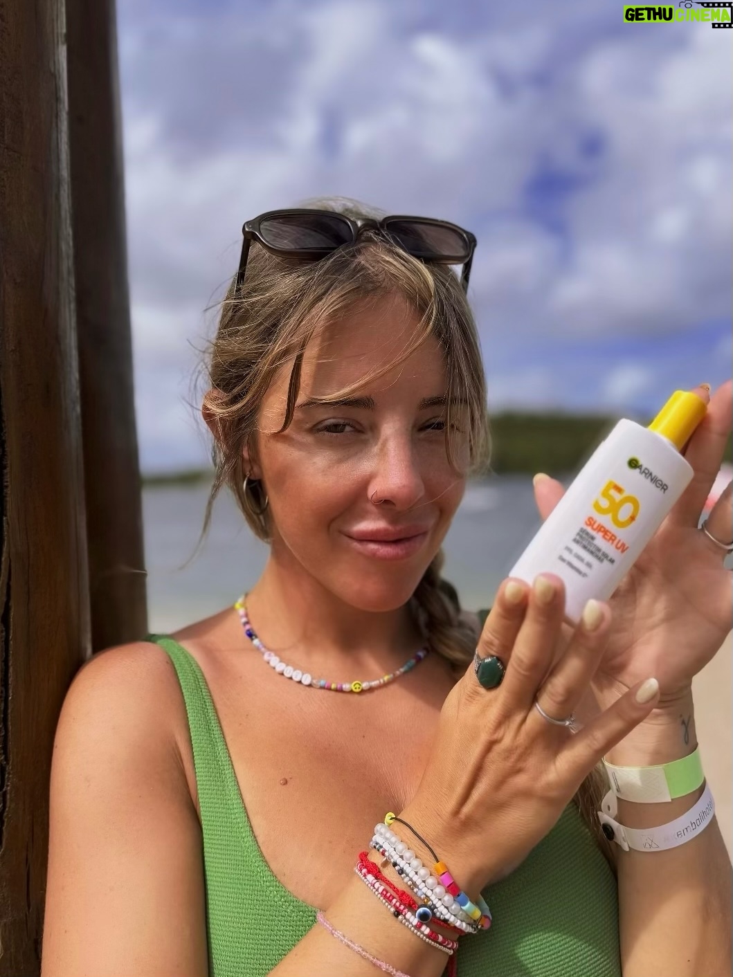 Nati Jota - 101K Likes - “La resolana quema” dijo mi mamá toda mi infancia, insistiendo hasta el hastío pero sin dejarme comprobarlo, porque ahí tenía sus manos llenas de protector solar sobre mis hombros, varias veces por día. Resulta que un día, y dos, y tres, fui lo suficientemente adolescente para que la responsabilidad del protector fuera mía y comprobarlo. Del sol ni noticias y mi espalda estaba flúo. Desde entonces repito su frase, siempre adjudicándosela, y jamás reniego del protector. Tanto que ya no es solo cosa de las “tomadas de sol” sino que me pongo en la cara todos los días. Hasta en invierno. Me convertí en todo lo que la Nati niña jamás pensó pero un orgullo para mi madre y mi piel. Bendito sea el Super UV que además tiene Vitamina C y previene manchas. No solo me aplico sino que me reaplico. Mirá mami!!!! Me reaplico! 

@garnier.arg.uy #superuv #skincare #ad