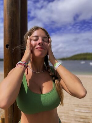 Nati Jota Instagram - “La resolana quema” dijo mi mamá toda mi infancia, insistiendo hasta el hastío pero sin dejarme comprobarlo, porque ahí tenía sus manos llenas de protector solar sobre mis hombros, varias veces por día. Resulta que un día, y dos, y tres, fui lo suficientemente adolescente para que la responsabilidad del protector fuera mía y comprobarlo. Del sol ni noticias y mi espalda estaba flúo. Desde entonces repito su frase, siempre adjudicándosela, y jamás reniego del protector. Tanto que ya no es solo cosa de las “tomadas de sol” sino que me pongo en la cara todos los días. Hasta en invierno. Me convertí en todo lo que la Nati niña jamás pensó pero un orgullo para mi madre y mi piel. Bendito sea el Super UV que además tiene Vitamina C y previene manchas. No solo me aplico sino que me reaplico. Mirá mami!!!! Me reaplico!
@garnier.arg.uy #superuv #skincare #ad