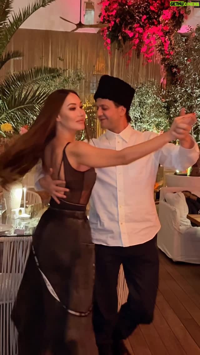 Nazeni Hovhannisyan - 11.5K Likes - ԱրսսսսսսՍ 
դու իմ ճանաչած ԱՆՀԱՄԵՍՏ😂 բայց իսկական, ԲԱՑԱՌԻԿ տաղանդավոր ու ՓԱՅԼՈւՆ ԱՍՏՂՆ ԵՍ, իմ ուրախությունն ու սրտի ժպիտն ես, աչքի փայլն ու կյանքի համն ես)՛ 
Իմ բոլոր լավագույն պահերի ընկերն ու անծայրածիր ալկոհոլն արյանդ մեջ՝ բոլորից սթափն ես 😂🌟😚 ԴՈւ ՝ ամենաարիստոկրատ Վարդենիկցին ես, ու ձեր գյուղի տան թախտին ծնված ամենաառողջ Կերպարը) Մամայիս սիրելի Արսենն ես ու մեր տան տղան) 
Մի բառով ՝ ԲԱՐՈւԹՅՈւՆ ես, ծնունդդ շնորհավո՜ր Արսեն ջաան @arsengrigoryan 
նկարեց  բզեզ @sofimkheyan - ը 
վայրը ՝ հիանալի @amar.rest.and.cafe