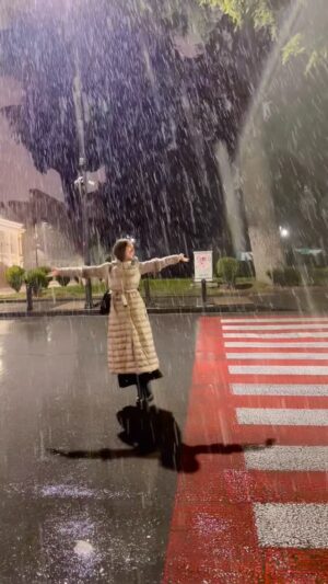 Nazeni Hovhannisyan Instagram - #poet @avetbarseghyan
#actress @nazenihovhannisyan
video by @lusinedanielyan_a
#snowing #2026 #nazenihovhannisyan