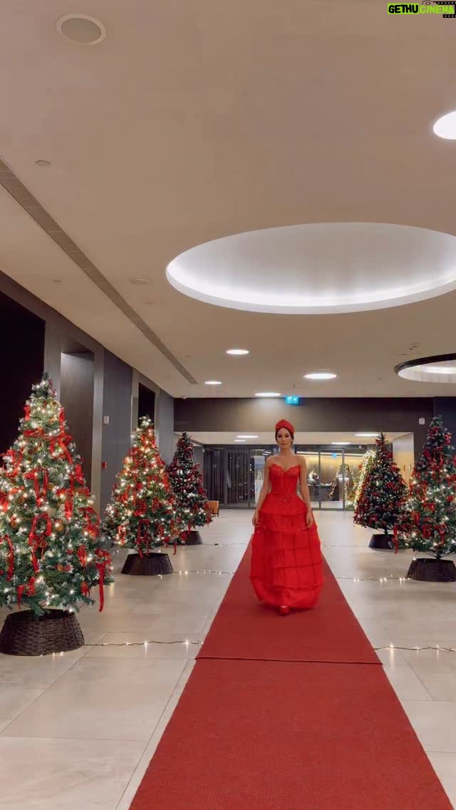 Nazeni Hovhannisyan - 11.7K Likes - Սովորական չի ոչինչ այս կյանքում: 
Մի թողեք, որ «սովորականությամբ» սպանեն ձեր Սերը, զարմանքը, հետաքրքրությունը.... 

Արտասովոր է Կյանքը,
Արտասավոր է Մարդը, 
Արտասովոր բան է Պահը, որում էնքան բան է տեղավորվում: 
Որքան արտասովոր է Ժպիտը
կարմիրը
արևածագն ու մայրամուտը
արտասովոր է Համն ու
Հացը
Արտասովոր է Սերը
Արտասովոր է Հրաշքի սպասումը Ամանորին).... 
Հրաշքներն ամեն վայրկյան են մեր կյանքում, տեսնել ու հասկանալ է պետք: 
Մի դարձեք «սովորականի» սովոր... 
Հրաշքներն ամենուր են ու միշտ արտասովոր😘♥️ 
Հ.Գ. ի՞նչն է ձե՜ր կյանքի արտասովորը... կամ ո՜վ է 😉🥰
Dress by @gabajyan_fabricandaccessories @arayikgabajyanofficial ♥️
#armenian 
#2026 #nazenihovhannisyan #red #happynewyear