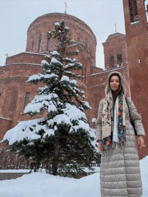 Nazeni Hovhannisyan Instagram - Ես շատ եմ սիրում ձմեռ, ի դեպ երկար մտածում էի՝ ինչու՜, չէ՞, որ ես ամառվա ծնունդ եմ ու չեմ պատկերացնում ինձ առանց Ծովի ու արևի....
հետո հասկացա. ձմեռն ինձ սուր հիշեցնում է իմ Ընտանիքը, անլույս տարիներին մեր ամենացուրտ օրերն ԱՄԵՆԱՏԱՔՆ էին՝ ընտանիքիս շնորհիվ, երբ կային ծնողներս, երբ բոլորով միասին էինք...
կար մանկություն
կար սեր
կար վերմարդկային ջերմություն՝ անկախ տան որոշ սենյակների զրո ջերմաստիճանից....
) կար շատ ձյուն՝ մաքուր ու սպիտակ, կային սահնակներ ու Երևանյան թմբերն ու բլուրները, որոնք ամենշքեղ սահարաններն էին, իսկական արկած😊
եթե չկար սահնակ, ապա միշտ կար պոլիեթիլենից պինդ տոպրակը,( հազարանգամյա օգտագործման) որն առնվազն երկու հոգով քշում էինք))) , մի քիչ շատ էինք սառչում, կապտուկներ էլ էին լինում, բայց ոնց էինք ծիծաղում, տեղ-տեղ բլուրների վրա ջուր էինք լցնում, որ իսպառ սառցակալի ու արագությունն ավելի լինի , հիշու՞մ եք,
ու հետո թաց, կարմրած դեմքով ու բացարձակ երջանիկ գալիս էինք տուն՝ ամենահամեղ մի կտոր հացն ու յուղն ուտելու, կամ մայրիկիս եփած բարձրարվեստ խոհանոցային մշակույթի կարոտֆիլն ուտելու 😂( կարտոֆիլի հազար երանգներով, ցրտահարված կանաչից մինչև լավ տապակած կարմիրը)))...
Ձմռան մեջ շատ է ջերմությունը, երբ Տունն ես հիշում:
Ու, երբ Տունդ ՏԱՔ ԷՐ, ու սիրով լի:
Հիմա իմ Տունը Եկեղեցին է. իմ ամենաիսկական ՏՈւՆԸ, որտեղ միշտ ՏԱՔ Է, որտեղ քեզ միշտ սպասում են, չեն օտարում, որտեղ Հայրս ու Մայրս են, որտեղ ոչ թե երկու հարազատ քույր ունեմ, այլ մի ամբողջ մեծ մոլորակ՝ քույրեր ու եղբայրներով, երեխաներով ու ՍԻՐՈՎ, անսահման սիրով լի մեծ ԸՆՏԱՆԻՔ:
Շնորհակալ եմ այն բոլոր մարդկանց՝ աշխարհիկ, թե հոգևորական, որոնց շնորհիվ աշխարհի որևէ երկրում ու քաղաքում ինձ ընտանեկան ջերմություն են տալիս, իրենց ուրախությամբ կամ տխրությամբ են կիսվում, մոտենում են, զրուցում, հույս տալիս կամ ուժ առնում, մեր ՏՈւՆՆ ԱԱՏԾՈ ՈւԺՈՎ, ՕՐՀՆՈւԹՅԱՄԲ Ու ՍԻՐՈՎ պիտի անխախտ մնա:
Հայ Առաքելական Սուրբ Եկեղեցում ջերմությունը վերԵրկրային է, ինչպես Սերն ու Միությունն է:
Մի օր դարձի կգանք
երևի ...
կգանք . ես հավատում եմ
Հ.Գ. #սիրովմնանք
Նորից ու կրկին ու հավերժ.ՔՐԻՍՏՈՍ ԾՆԱՎ և ՀԱՅՏՆԵՑԱՎ: ՄԵԶ և ՁԵԶ ՄԵԾ ԱՎԵՏԻՍ 💜✝️
#armenianapostolicchurch
#nazenihovhannisyan
#2026
