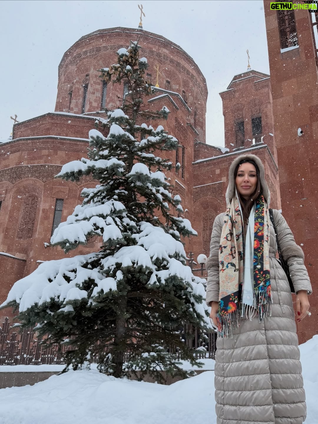 Nazeni Hovhannisyan - 12.3K Likes - Ես շատ եմ սիրում ձմեռ, ի դեպ երկար մտածում էի՝ ինչու՜, չէ՞, որ ես ամառվա ծնունդ եմ ու չեմ պատկերացնում ինձ առանց Ծովի ու արևի.... 
հետո հասկացա. ձմեռն ինձ սուր հիշեցնում է իմ Ընտանիքը, անլույս տարիներին մեր ամենացուրտ օրերն ԱՄԵՆԱՏԱՔՆ էին՝ ընտանիքիս շնորհիվ, երբ կային ծնողներս, երբ բոլորով միասին էինք... 
կար մանկություն
կար սեր
կար վերմարդկային ջերմություն՝ անկախ տան որոշ սենյակների զրո ջերմաստիճանից....
) կար շատ ձյուն՝ մաքուր ու սպիտակ, կային սահնակներ ու Երևանյան թմբերն ու բլուրները, որոնք ամենշքեղ սահարաններն էին, իսկական արկած😊 
եթե չկար սահնակ, ապա միշտ կար պոլիեթիլենից պինդ տոպրակը,( հազարանգամյա օգտագործման) որն առնվազն երկու հոգով քշում էինք))) , մի քիչ շատ էինք սառչում, կապտուկներ էլ էին լինում, բայց ոնց էինք ծիծաղում, տեղ-տեղ բլուրների վրա ջուր էինք լցնում, որ իսպառ սառցակալի ու արագությունն ավելի լինի , հիշու՞մ եք, 
ու հետո թաց, կարմրած դեմքով ու բացարձակ երջանիկ գալիս էինք տուն՝ ամենահամեղ մի կտոր հացն ու յուղն ուտելու, կամ մայրիկիս եփած բարձրարվեստ խոհանոցային մշակույթի կարոտֆիլն ուտելու 😂( կարտոֆիլի հազար երանգներով, ցրտահարված կանաչից մինչև լավ տապակած կարմիրը)))... 
Ձմռան մեջ շատ է ջերմությունը, երբ Տունն ես հիշում: 
Ու, երբ Տունդ ՏԱՔ ԷՐ, ու սիրով լի: 
Հիմա իմ Տունը Եկեղեցին է. իմ ամենաիսկական ՏՈւՆԸ, որտեղ միշտ ՏԱՔ Է, որտեղ քեզ միշտ սպասում են, չեն օտարում, որտեղ Հայրս ու Մայրս են, որտեղ ոչ թե երկու հարազատ քույր ունեմ, այլ մի ամբողջ մեծ մոլորակ՝ քույրեր ու եղբայրներով, երեխաներով ու ՍԻՐՈՎ, անսահման սիրով լի մեծ ԸՆՏԱՆԻՔ: 
Շնորհակալ եմ այն բոլոր մարդկանց՝ աշխարհիկ, թե հոգևորական, որոնց շնորհիվ աշխարհի որևէ երկրում ու քաղաքում ինձ ընտանեկան ջերմություն են տալիս, իրենց ուրախությամբ կամ տխրությամբ են կիսվում, մոտենում են, զրուցում, հույս տալիս կամ ուժ առնում, մեր ՏՈւՆՆ ԱԱՏԾՈ ՈւԺՈՎ, ՕՐՀՆՈւԹՅԱՄԲ Ու ՍԻՐՈՎ պիտի անխախտ մնա: 
Հայ Առաքելական Սուրբ Եկեղեցում ջերմությունը վերԵրկրային է, ինչպես Սերն ու Միությունն է: 
Մի օր դարձի կգանք
երևի ...
կգանք . ես հավատում եմ
Հ.Գ. #սիրովմնանք 
Նորից ու կրկին ու հավերժ.ՔՐԻՍՏՈՍ ԾՆԱՎ և ՀԱՅՏՆԵՑԱՎ: ՄԵԶ և ՁԵԶ ՄԵԾ ԱՎԵՏԻՍ 💜✝️ 
#armenianapostolicchurch 
#nazenihovhannisyan 
#2026