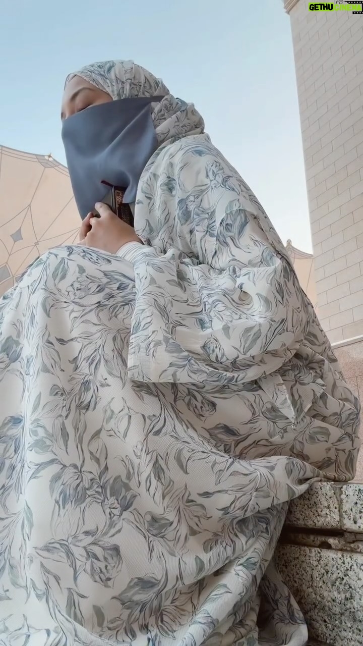 Neelofa - 45.9K Likes - Ada masa iman bagi semangat,
ada masa hati rasa kosong.
Tapi setiap kali jiwa ni cari Allah balik ,
kita akan sedar… sebenarnya , Dia ada je.. Dia tak pernah pergi.