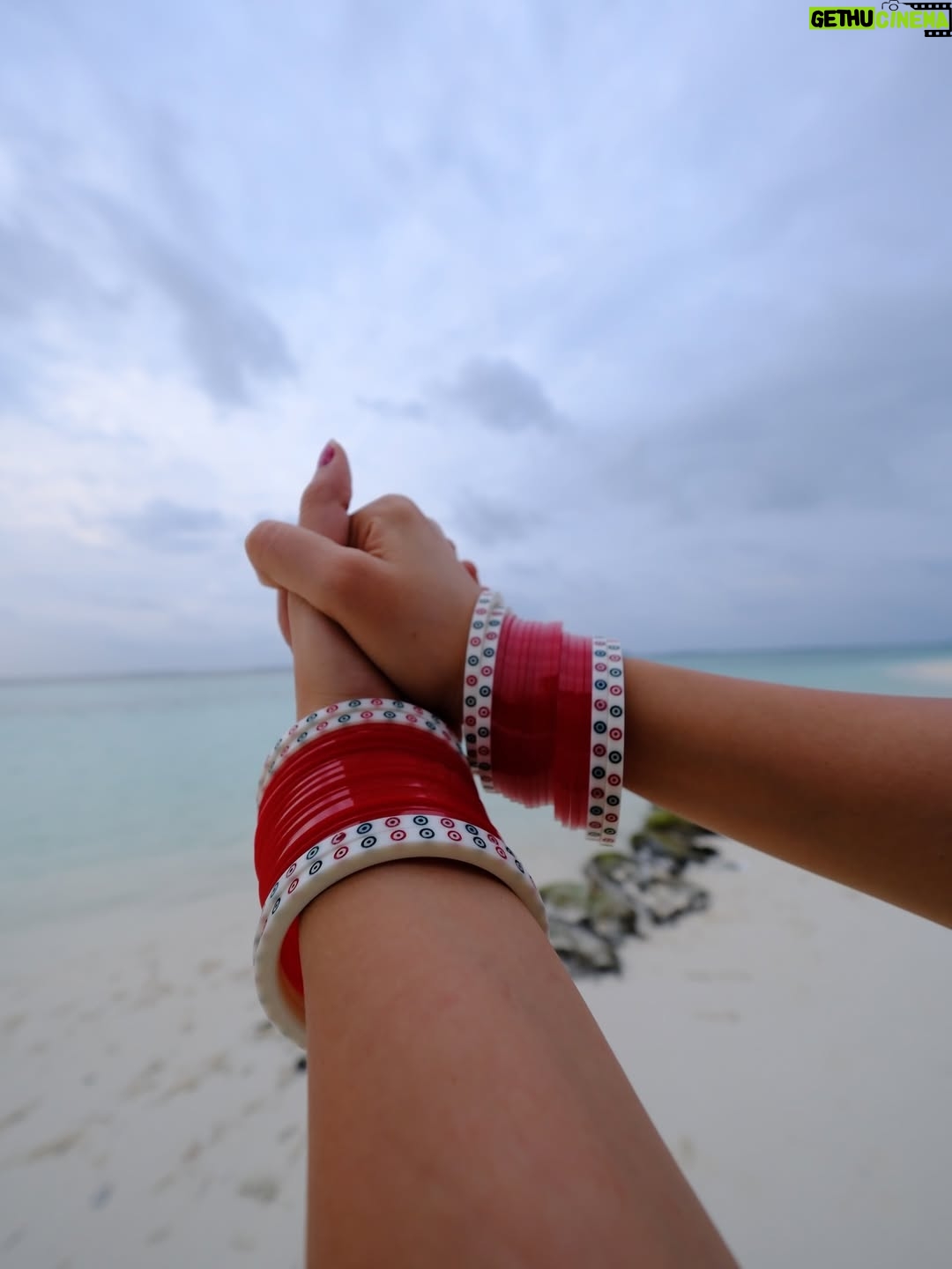 Neetu Bisht - 223.8K Likes - Just us, just love, just Maldives!!🥰💞💞
Saree @_kajalrajputofficial_ 
Earrings @divaartjewellers