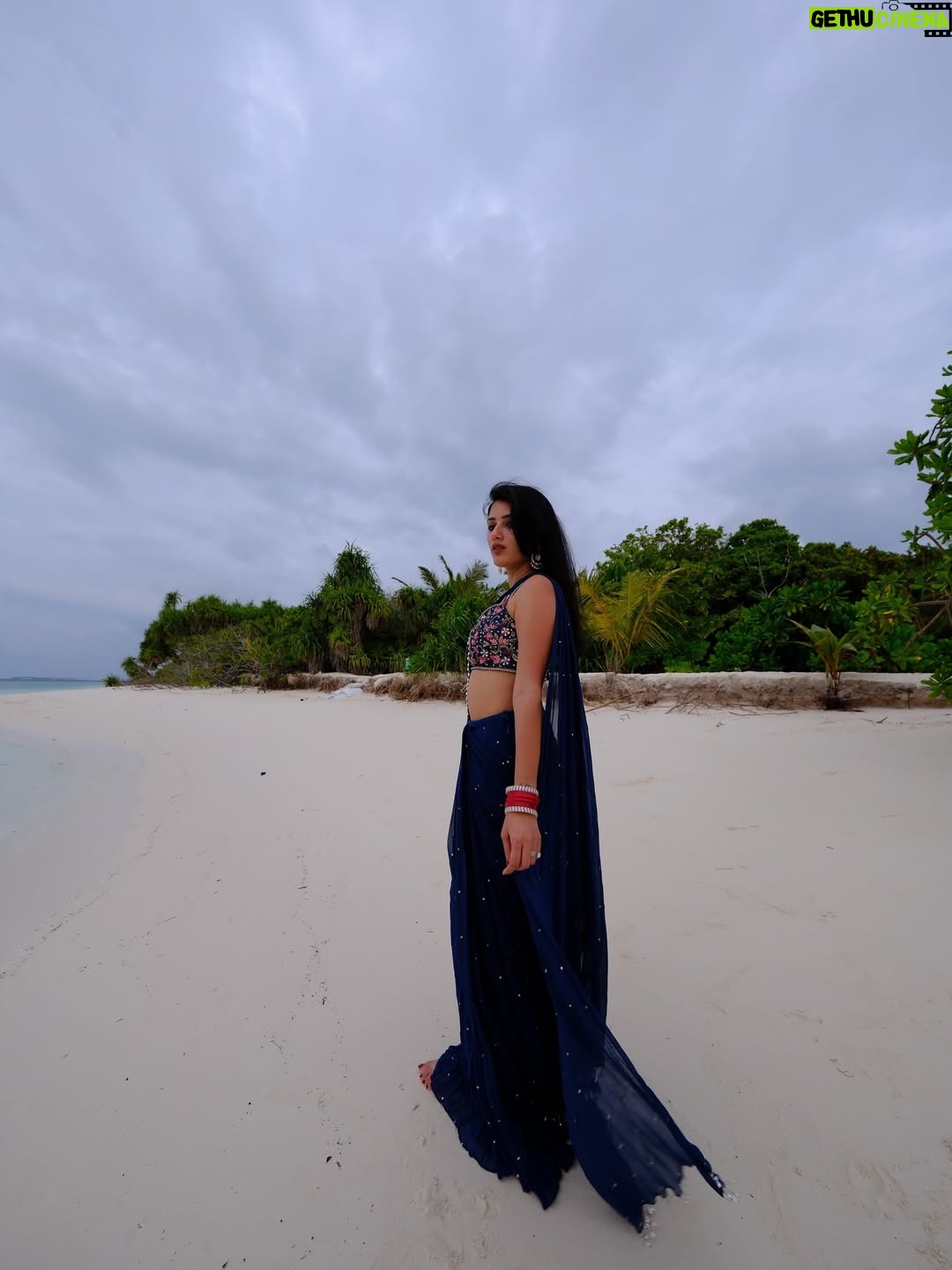 Neetu Bisht - 223.8K Likes - Just us, just love, just Maldives!!🥰💞💞
Saree @_kajalrajputofficial_ 
Earrings @divaartjewellers
