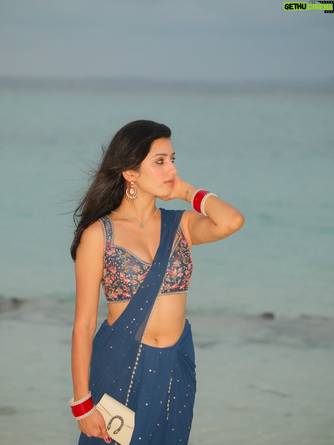 Neetu Bisht - 223.8K Likes - Just us, just love, just Maldives!!🥰💞💞
Saree @_kajalrajputofficial_ 
Earrings @divaartjewellers