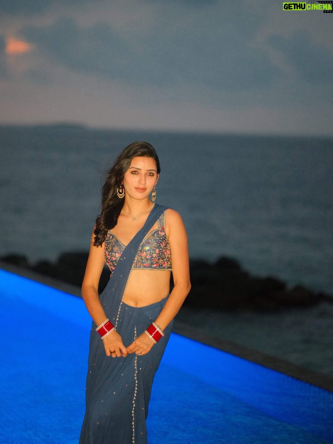 Neetu Bisht - 223.8K Likes - Just us, just love, just Maldives!!🥰💞💞
Saree @_kajalrajputofficial_ 
Earrings @divaartjewellers