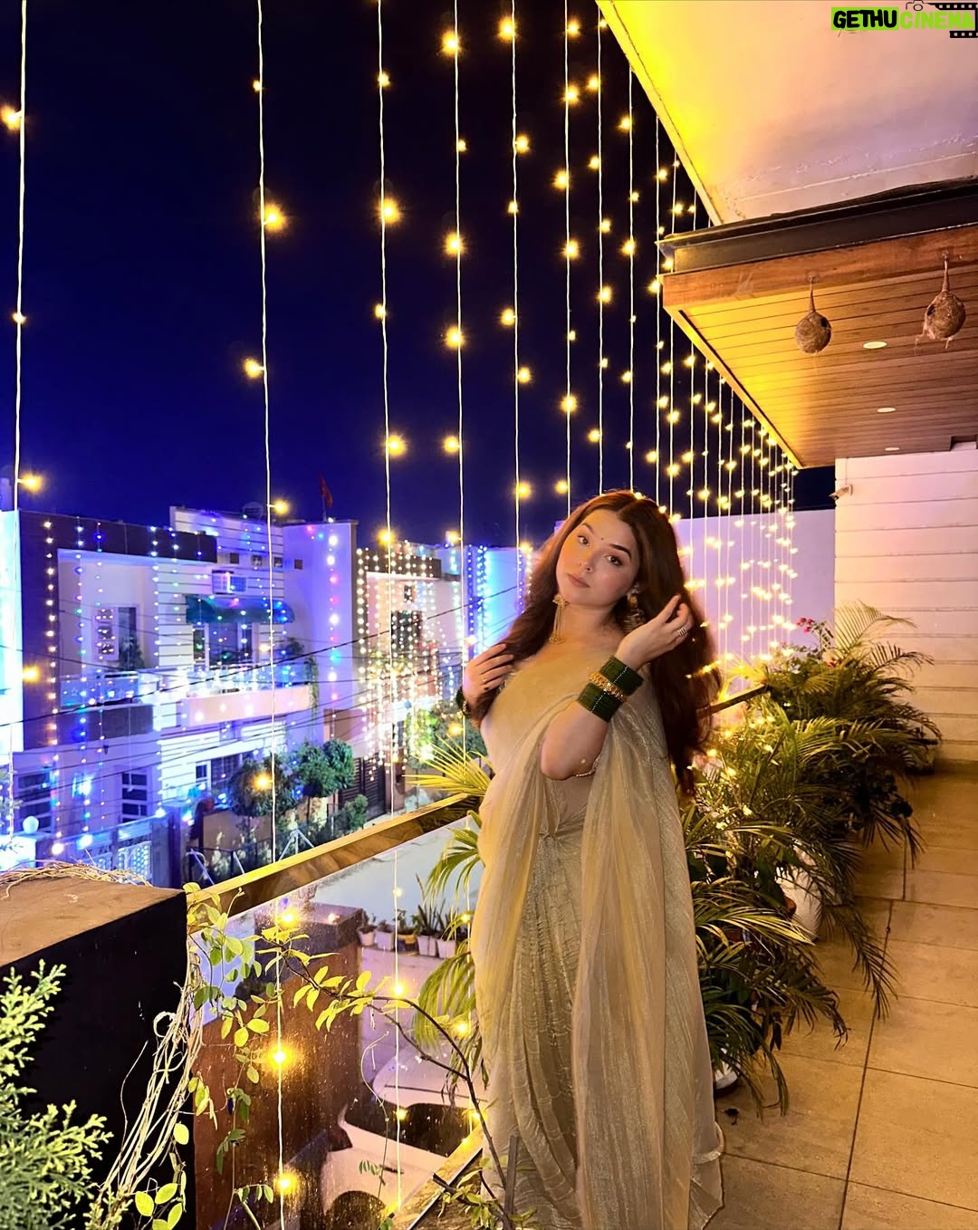 Neha Bhandari - 163.1K Likes - Phuljari ? Nhii laxmi hu uss k ghar ki 🙈♥️