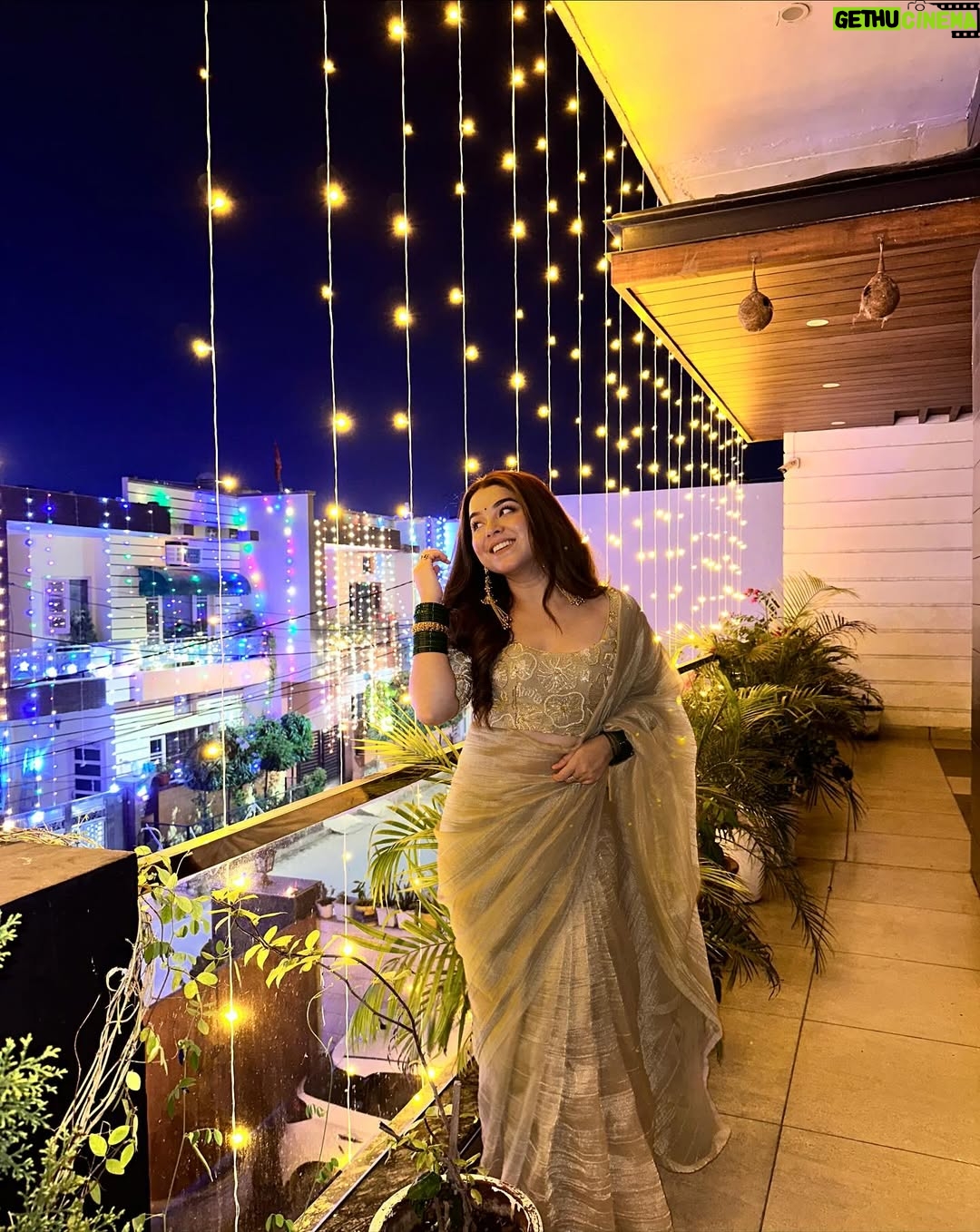 Neha Bhandari - 163.1K Likes - Phuljari ? Nhii laxmi hu uss k ghar ki 🙈♥️