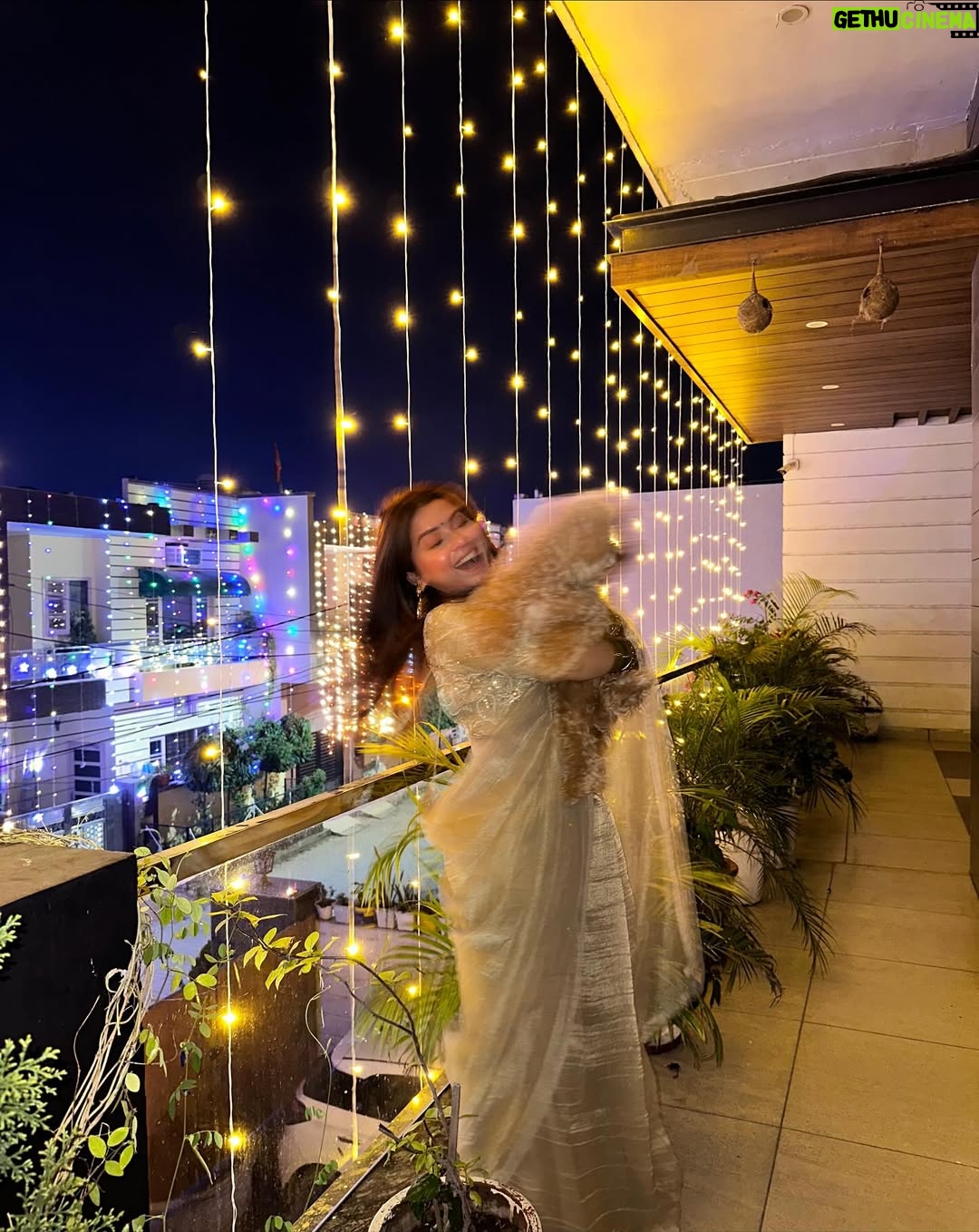 Neha Bhandari - 163.1K Likes - Phuljari ? Nhii laxmi hu uss k ghar ki 🙈♥️