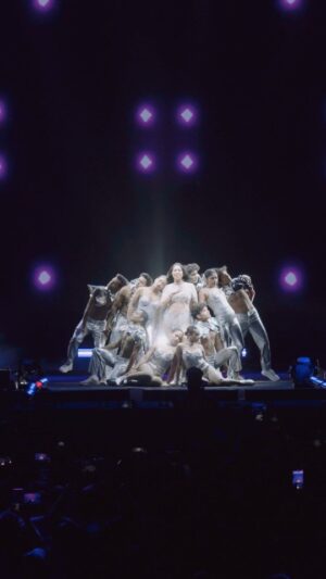 Neha Bhasin Instagram - This moment was my favourite 
I felt everyone's energy on stage as if we were one. Standing up there united while the gods shine on us ✨️ 

Thank you @nikhs1802 for everything 

#nehabhasin #nehabhasinlive #dhunki #ibelievetour