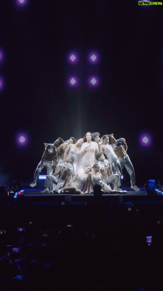 Neha Bhasin - 27.5K Likes - This moment was my favourite 
I felt everyone's energy on stage as if we were one. Standing up there united while the gods shine on us ✨️ 

Thank you @nikhs1802 for everything 

#nehabhasin #nehabhasinlive #dhunki #ibelievetour