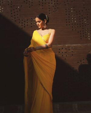 Neha Jethwani Instagram - slaying my maids game🌼
.
.
.
HMua @prachisolanki_makeovers 
Wearing @noor.byneha 💛
.
.
#nehajethwani #haldi #wedding #bridesmaid #bestfriendwedding #nehalians #haldioutfit