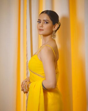 Neha Jethwani Instagram - slaying my maids game🌼
.
.
.
HMua @prachisolanki_makeovers 
Wearing @noor.byneha 💛
.
.
#nehajethwani #haldi #wedding #bridesmaid #bestfriendwedding #nehalians #haldioutfit