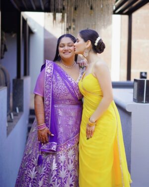 Neha Jethwani Instagram - slaying my maids game🌼
.
.
.
HMua @prachisolanki_makeovers 
Wearing @noor.byneha 💛
.
.
#nehajethwani #haldi #wedding #bridesmaid #bestfriendwedding #nehalians #haldioutfit