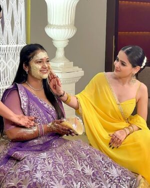 Neha Jethwani Instagram - slaying my maids game🌼
.
.
.
HMua @prachisolanki_makeovers 
Wearing @noor.byneha 💛
.
.
#nehajethwani #haldi #wedding #bridesmaid #bestfriendwedding #nehalians #haldioutfit