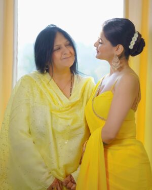 Neha Jethwani Instagram - slaying my maids game🌼
.
.
.
HMua @prachisolanki_makeovers 
Wearing @noor.byneha 💛
.
.
#nehajethwani #haldi #wedding #bridesmaid #bestfriendwedding #nehalians #haldioutfit