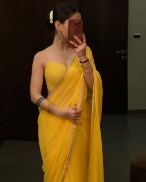 Neha Jethwani Instagram - slaying my maids game🌼
.
.
.
HMua @prachisolanki_makeovers 
Wearing @noor.byneha 💛
.
.
#nehajethwani #haldi #wedding #bridesmaid #bestfriendwedding #nehalians #haldioutfit