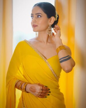 Neha Jethwani Instagram - slaying my maids game🌼
.
.
.
HMua @prachisolanki_makeovers 
Wearing @noor.byneha 💛
.
.
#nehajethwani #haldi #wedding #bridesmaid #bestfriendwedding #nehalians #haldioutfit