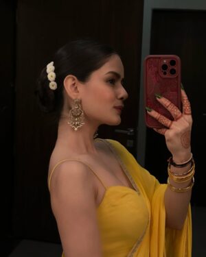 Neha Jethwani Instagram - slaying my maids game🌼
.
.
.
HMua @prachisolanki_makeovers 
Wearing @noor.byneha 💛
.
.
#nehajethwani #haldi #wedding #bridesmaid #bestfriendwedding #nehalians #haldioutfit