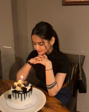 Neha Jethwani Instagram - Happy me day🤍
.
.
.
.
Also thank you everyone for your warm wishes❤️
#birthdaydump #nehajethwani #birthday2024 #instagram #nehalians