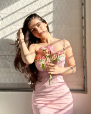 Neha Jethwani Instagram - can I call you Rose?🌹