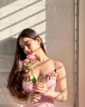 Neha Jethwani Instagram - can I call you Rose?🌹