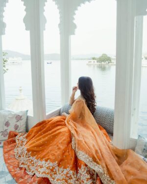 Neha Jethwani Instagram - In my देसी era🪷🦢
.
.
.
.
Wearing @annupatel 🧡
Mua @paruls_bridal 
Photography @deepjoshiii_ 
Stylist @idivyeshtalaviya @vaidehi1312 
Jewelry @mortantra