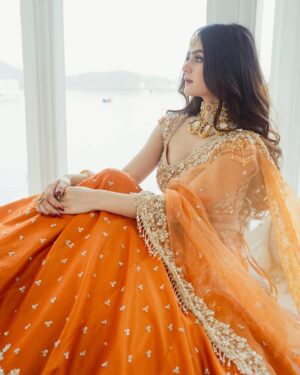 Neha Jethwani Instagram - In my देसी era🪷🦢
.
.
.
.
Wearing @annupatel 🧡
Mua @paruls_bridal 
Photography @deepjoshiii_ 
Stylist @idivyeshtalaviya @vaidehi1312 
Jewelry @mortantra