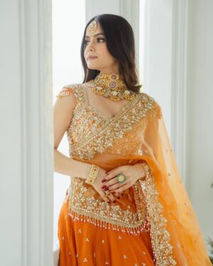 Neha Jethwani Instagram - In my देसी era🪷🦢
.
.
.
.
Wearing @annupatel 🧡
Mua @paruls_bridal 
Photography @deepjoshiii_ 
Stylist @idivyeshtalaviya @vaidehi1312 
Jewelry @mortantra