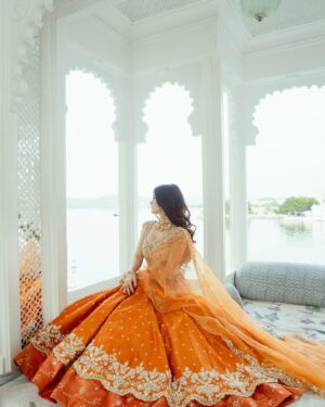 Neha Jethwani Instagram - In my देसी era🪷🦢
.
.
.
.
Wearing @annupatel 🧡
Mua @paruls_bridal 
Photography @deepjoshiii_ 
Stylist @idivyeshtalaviya @vaidehi1312 
Jewelry @mortantra