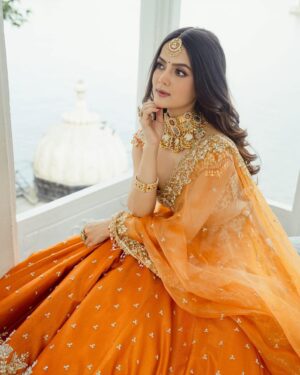 Neha Jethwani Instagram - In my देसी era🪷🦢
.
.
.
.
Wearing @annupatel 🧡
Mua @paruls_bridal 
Photography @deepjoshiii_ 
Stylist @idivyeshtalaviya @vaidehi1312 
Jewelry @mortantra