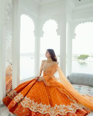 Neha Jethwani Instagram - In my देसी era🪷🦢
.
.
.
.
Wearing @annupatel 🧡
Mua @paruls_bridal 
Photography @deepjoshiii_ 
Stylist @idivyeshtalaviya @vaidehi1312 
Jewelry @mortantra