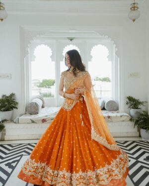 Neha Jethwani Instagram - In my देसी era🪷🦢
.
.
.
.
Wearing @annupatel 🧡
Mua @paruls_bridal 
Photography @deepjoshiii_ 
Stylist @idivyeshtalaviya @vaidehi1312 
Jewelry @mortantra