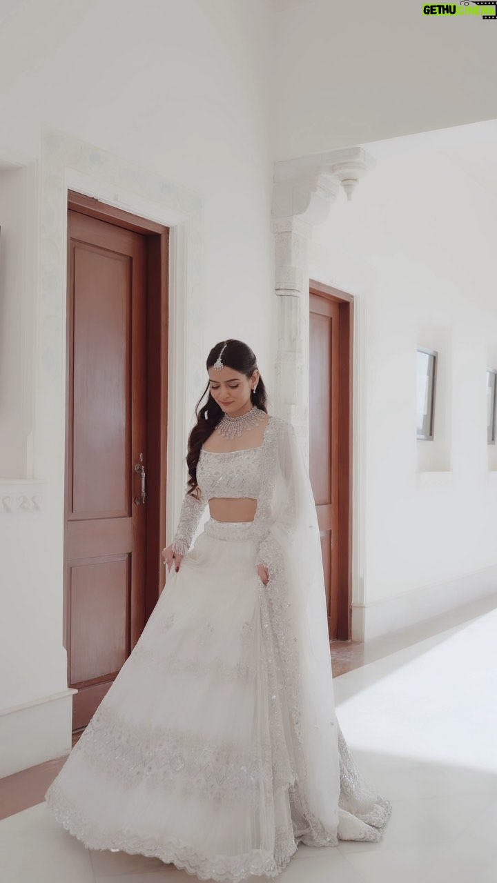 Neha Jethwani - 470.7K Likes - 🦢✨🪷🪞
.
.
.
Wearing @annupatel ❤️
Mua @prachisolanki_makeovers 
🎥 @artwkeyur
