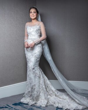 Nelydia Senrose Instagram - Thank you @aliabastamamkl for making this beautiful dress for my big day! I’ve always dreamt of wearing a bridal dress with rich elegant details and you did it babe ♥️ Thank you @ckayliow and Dato’ @alhaalfa for completing the whole look for my reception 😘
#myotherhafeznel