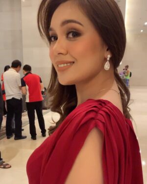 Nelydia Senrose Instagram - Don’t mind my husband’s voice in the background, he’s tryna hype me up 😛
Attended #aoba2019 last night and styled by @wiraheripranata in @aliabastamamkl dress, paired together with my own jewelry line @nelydiajewels and also the clutch is from @thechicinitiative.
Not to forget my make up is by @iansham sayang ❤️