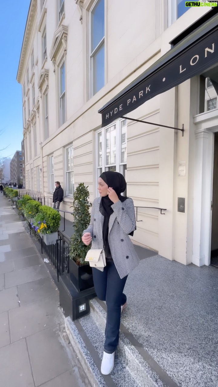 Nelydia Senrose - 134.3K Likes - When in London, @tukdinflavoursofmalaysia is a MUST! 

We’re so lucky Tukdin himself greeted us and chill with us for a bit! Bukan tu jeeee we also got to try the new menu created by Our beloved QUEEN KDYMM Raja Permaisuri Agong Tunku Azizah 🤍 

Honestly, semua sedap, rasa cukup ,perfect macam makan kat Malaysia! @mhafezhalimi is so proud of you @fauzi_tukdinfomsia and non stop cakap u made the best sup ekor! Overall we puas hati sgt makan !  Thank youuuu again Fauzi and the team of @tukdinflavoursofmalaysia we leave with a happy tummyyyy