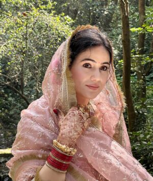Neyha Thakur Instagram - ✨
village traditions और मेरी
#mandiyali roots
#brothermarriage Perfect pictures toh nahin , bsss… real moments✨
Honestly….brother ki shaadi mein perfect ready hone ka time (aur mood) dono nahi tha 😅 😃kyunki mann sirf shaadi…rituals aur family ke saath enjoy karne ka tha ❤️